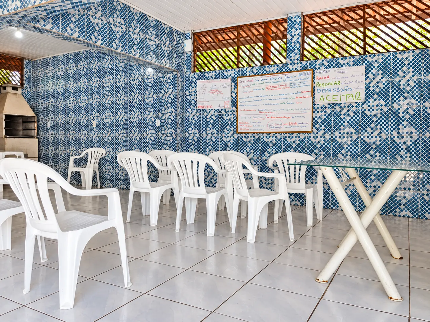 Espaço de convivência com cadeiras